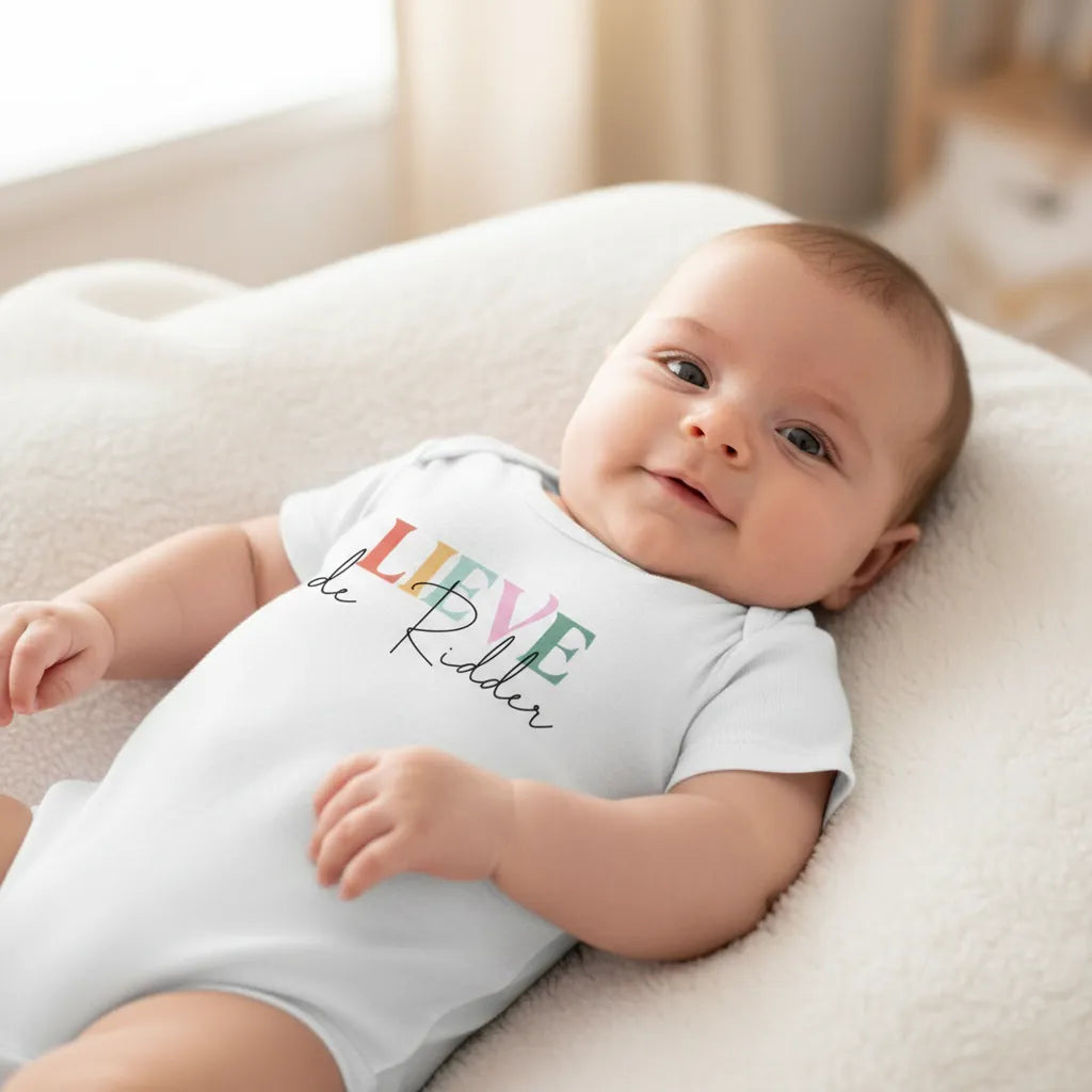 Gepersonaliseerd rompertje met naam - maat 62/68 – Kleurrijk & sierlijk design